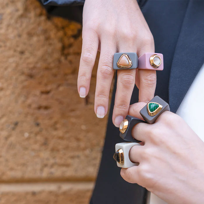 Anillo marrón con malaquita