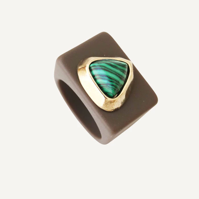 Anillo marrón con malaquita