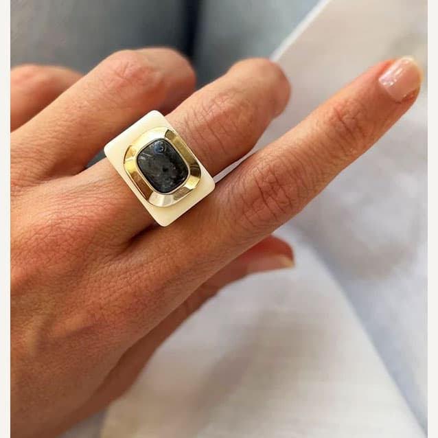 Anillo crema con labradorita