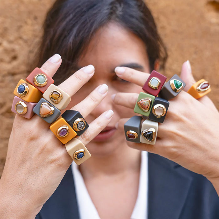 Anillo color arena con piedra natural sodalita
