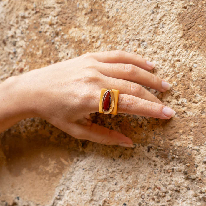Anillo color mostaza con agata roja
