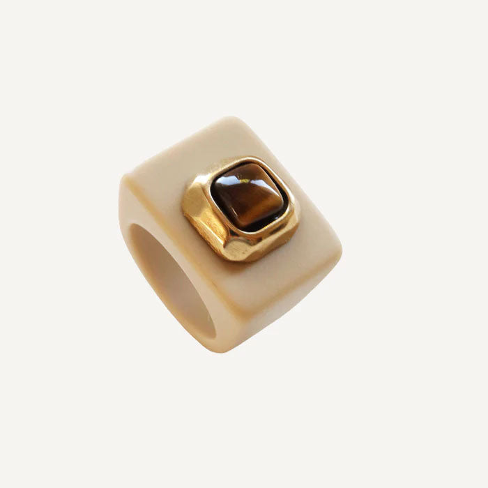 Anillo color arena con ojo de tigre