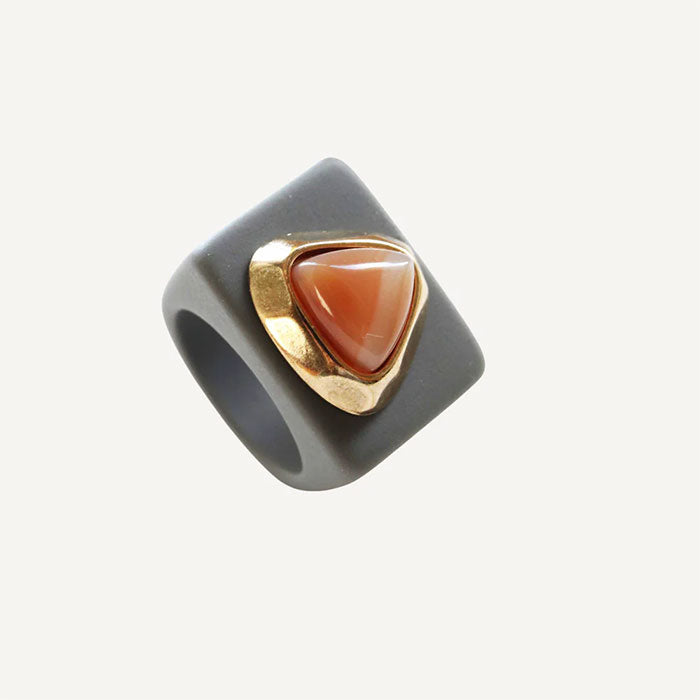 Anillo color gris con moonstone naranja