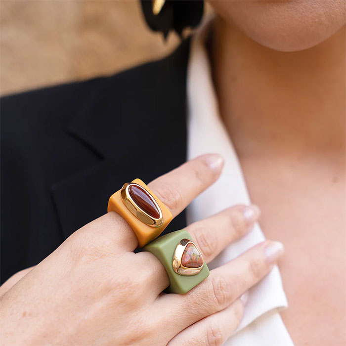 Anillo color mostaza con agata roja