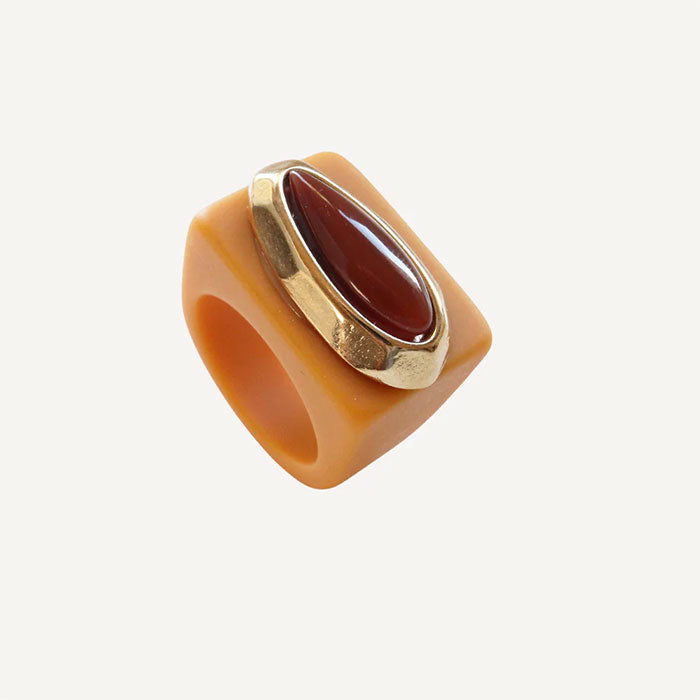 Anillo color mostaza con agata roja