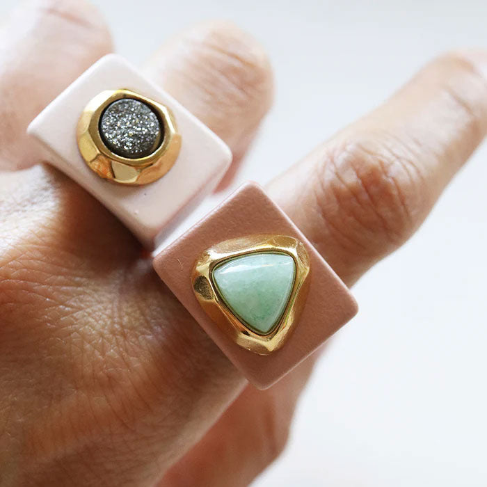Anillo Nude con piedra natural Drusa de Titanio