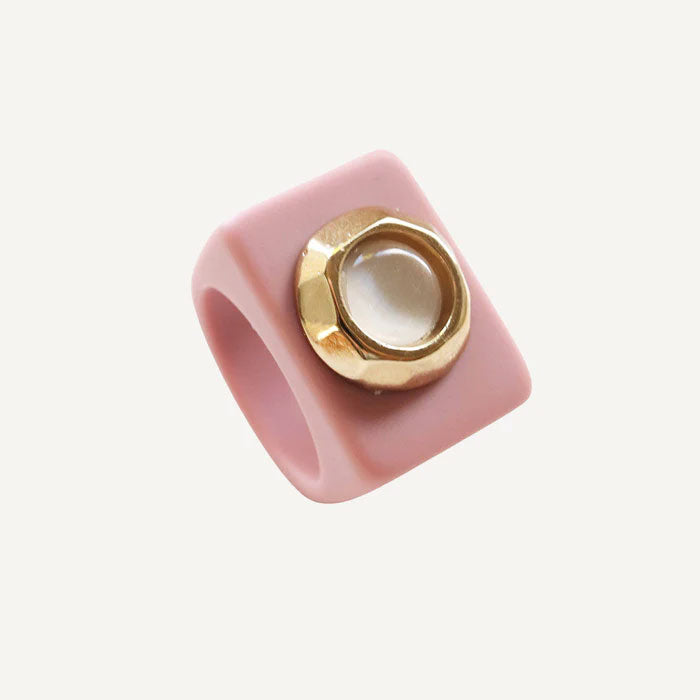 Anillo color rosa con ojo de gato